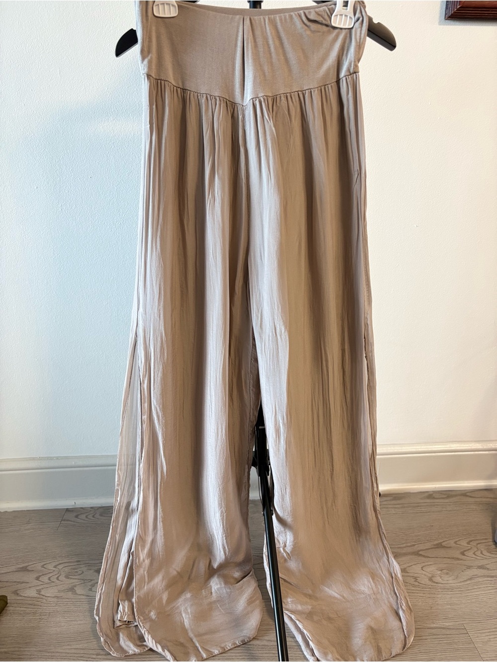 Scandal Italy Wide-Leg Pants in Taupe